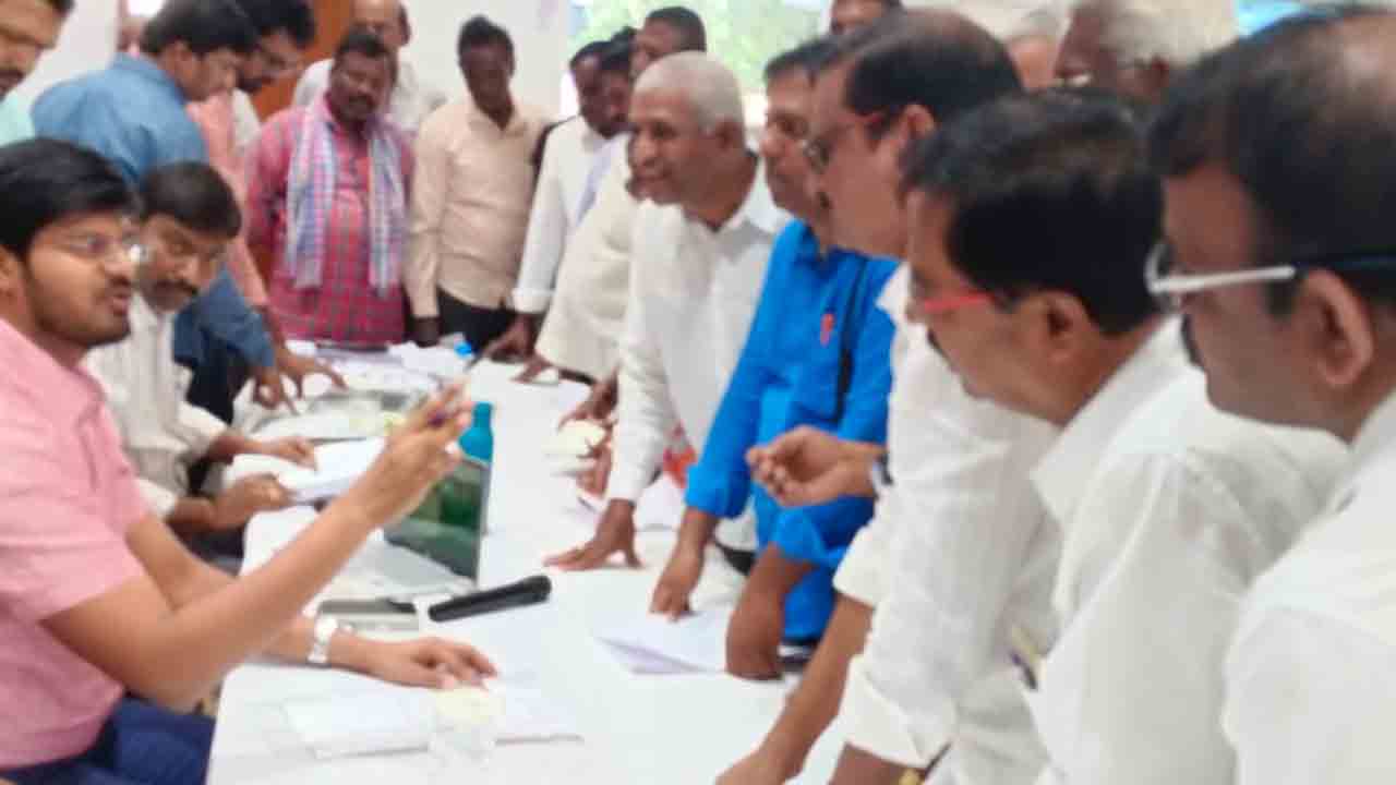 అర్జీలను త్వరితగతిన పరిష్కరించండి