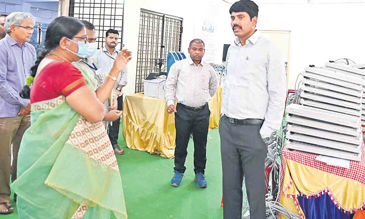 ఈవీఎంల గిడ్డంగిని పరిశీలించిన కలెక్టర్