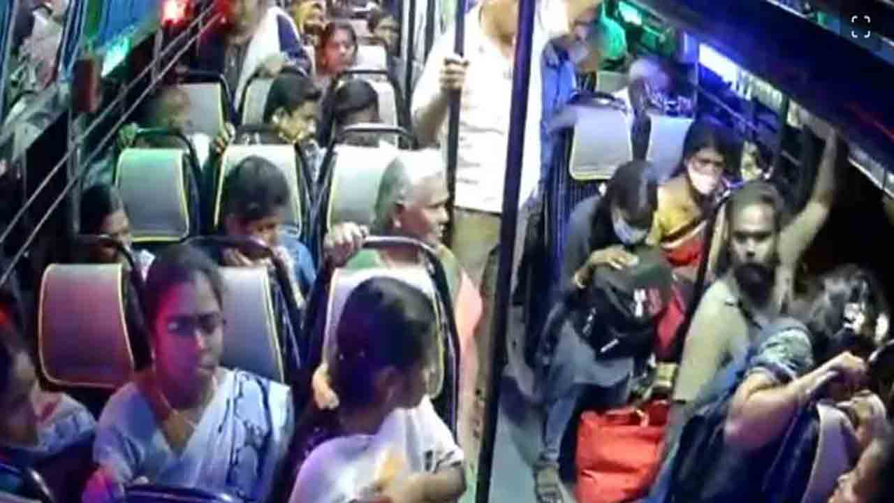 Watch: కదులుతున్న బస్సు నుంచి పడబోయిన యువతి.. జుట్టుపట్టుకుని కాపాడిన కండక్టర్‌