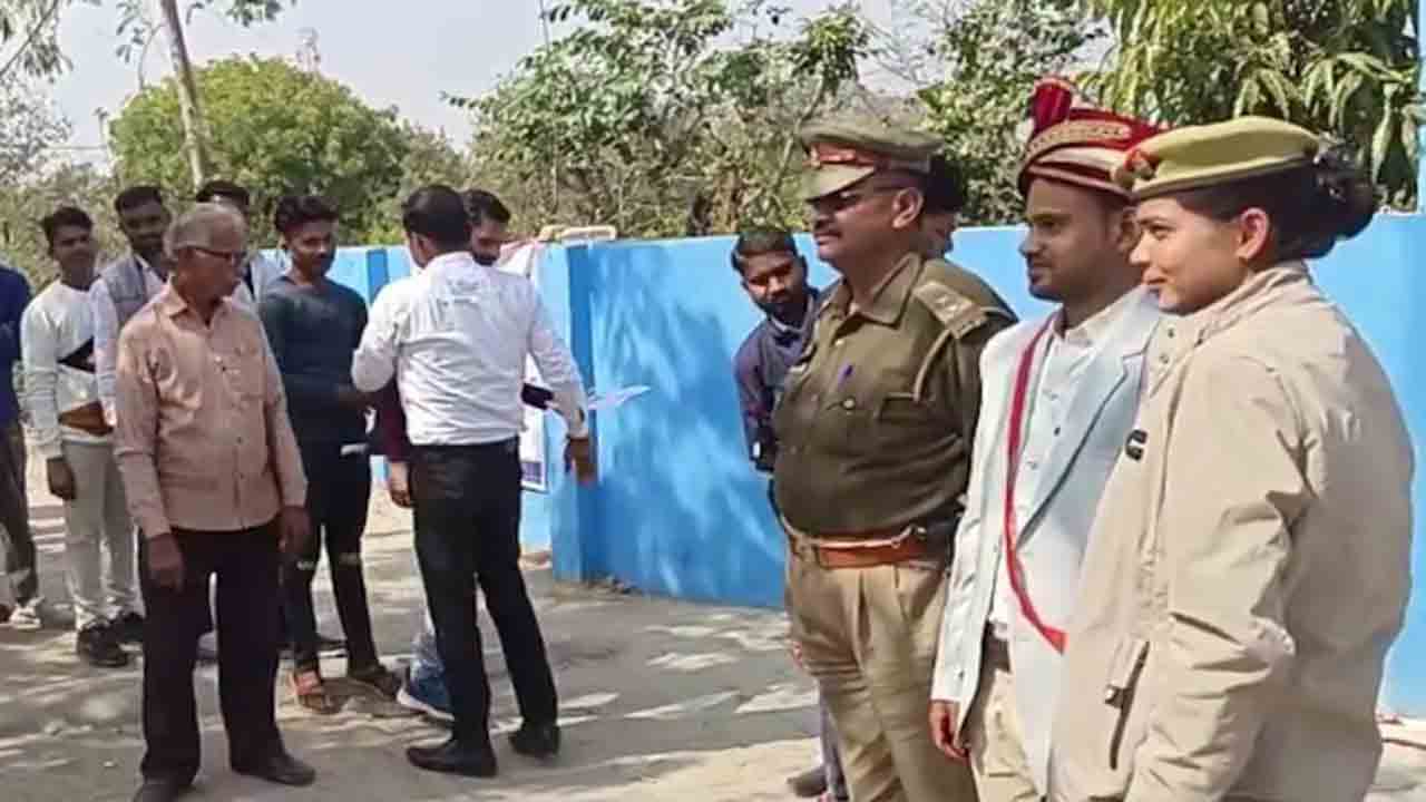 groom’s Baarat Stop At Exam Centre | పెళ్లి కోసం ఉరేగింపుగా బయలుదేరిన వరుడు.. మార్గ మధ్యలో   పోలీస్‌ పరీక్షకు హాజరు