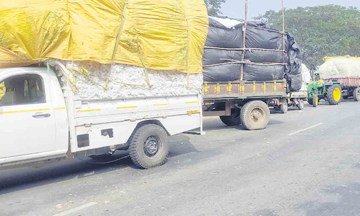 పత్తి అమ్మేందుకు అష్టకష్టాలు