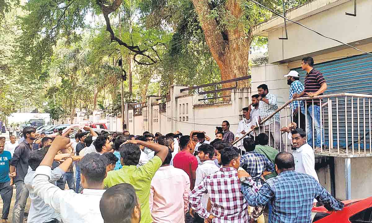 Gruhajyothi | గృహజ్యోతికి తిప్పలు.. సమస్యలు పరిష్కరించాలంటూ ఆందోళన బాట పట్టిన విద్యుత్‌ మీటర్‌ రీడర్లు