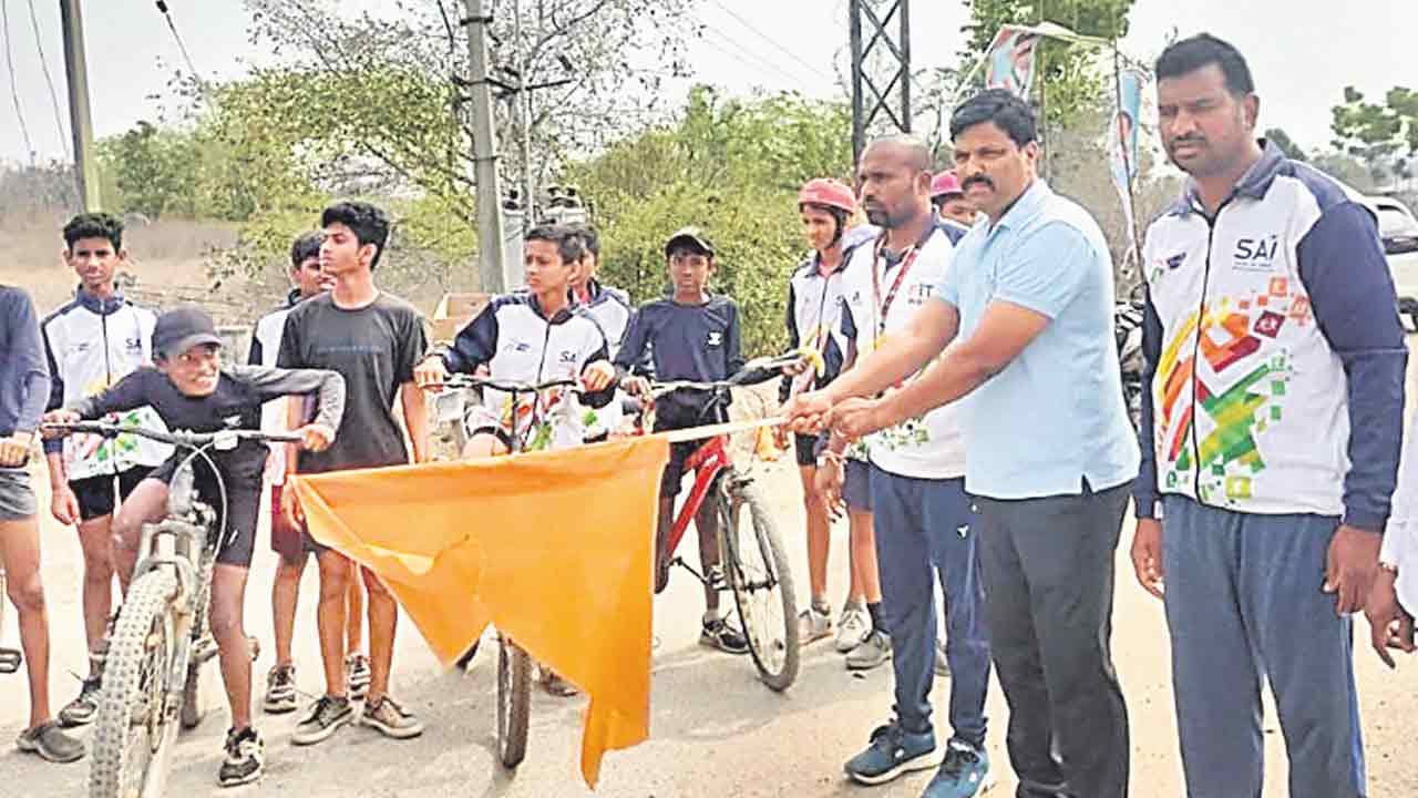 విద్యార్ధులు క్రీడల్లో రాణించాలి