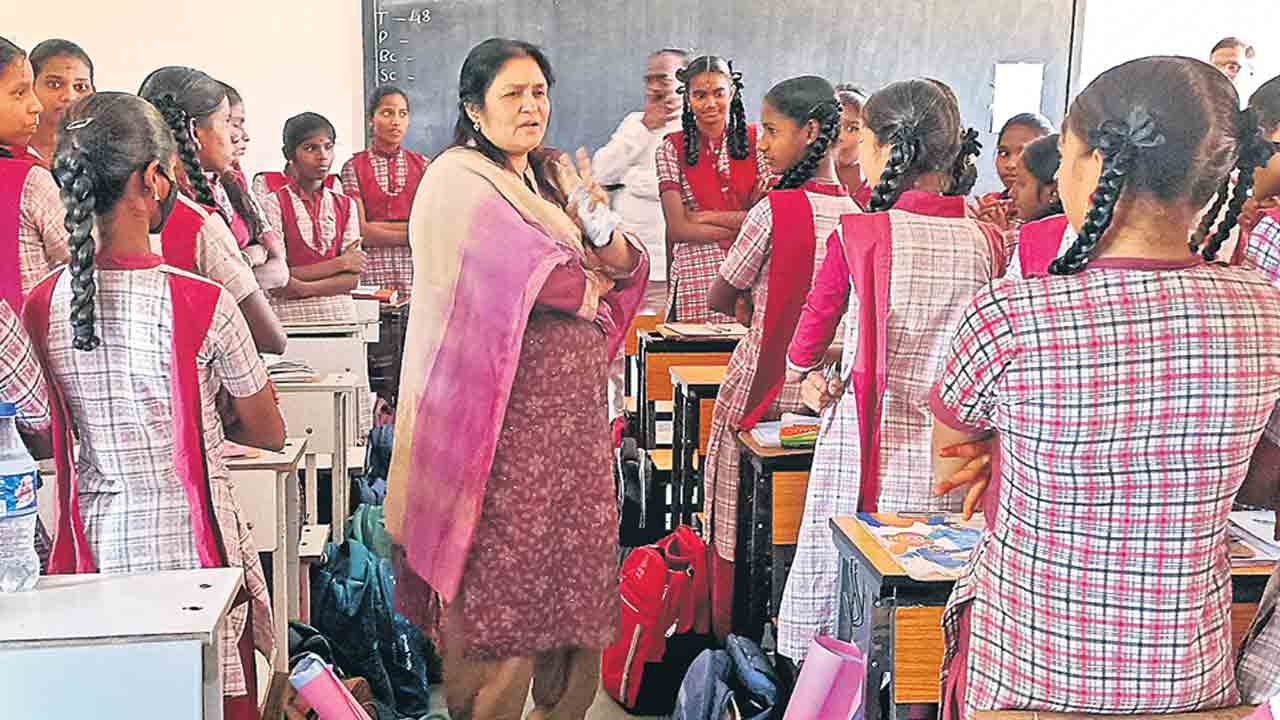 100 శాతం ఉత్తీర్ణతే లక్ష్యంగా కృషి చేయాలి