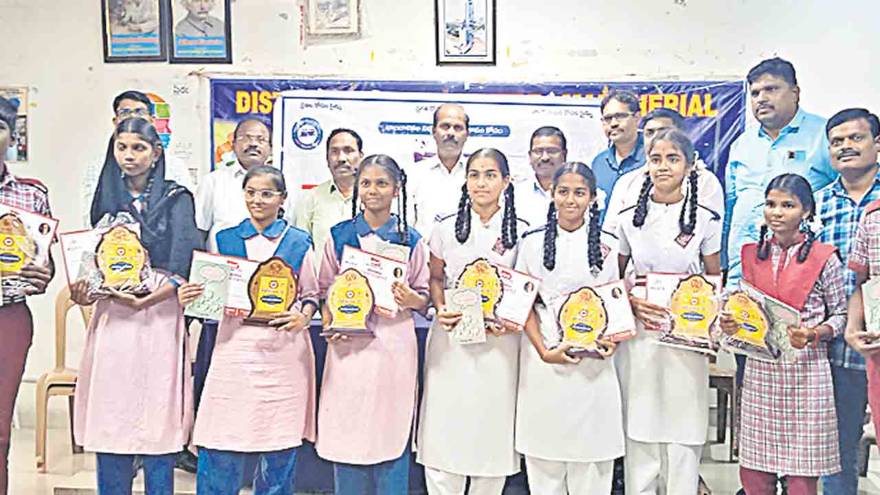 సైన్స్‌పై ఆసక్తి పెంచడానికే చెకుముకి పోటీలు