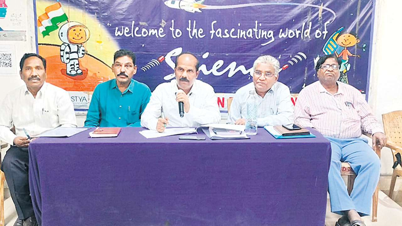 వంద శాతం ఉత్తీర్ణత సాధించాలి