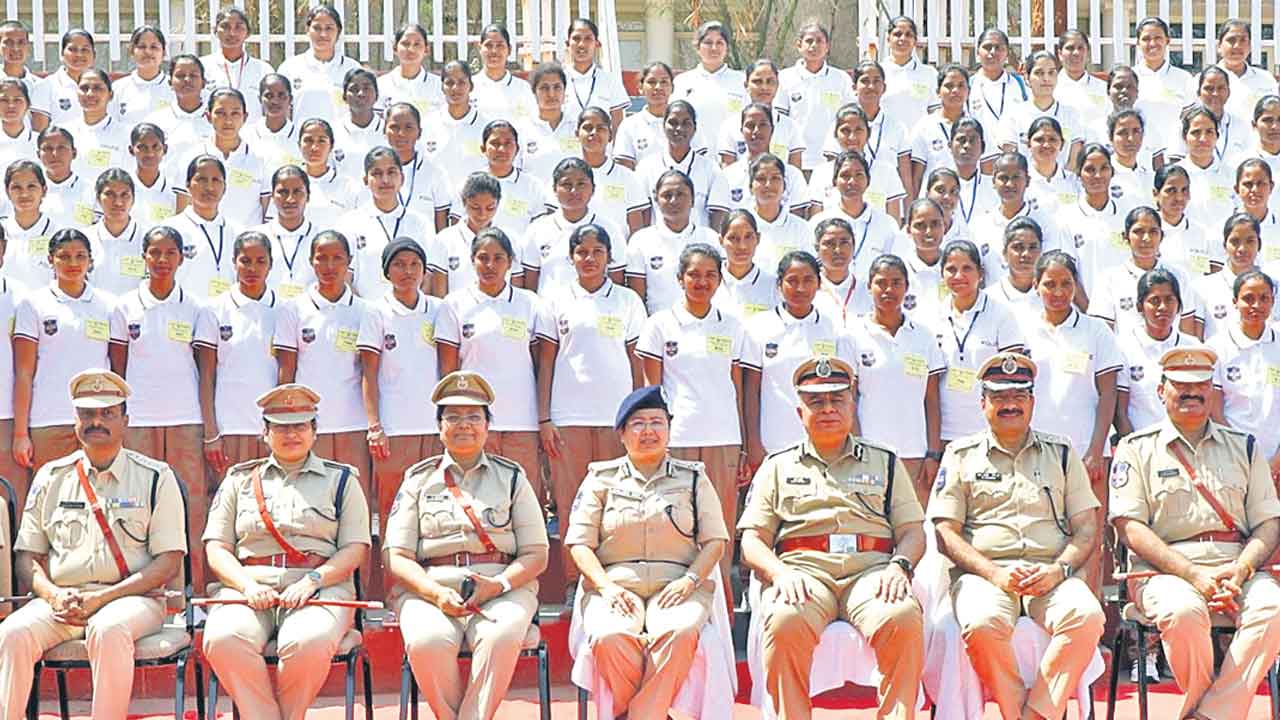 నేరాల అదుపునకు కఠినంగా వ్యవహరించాలి