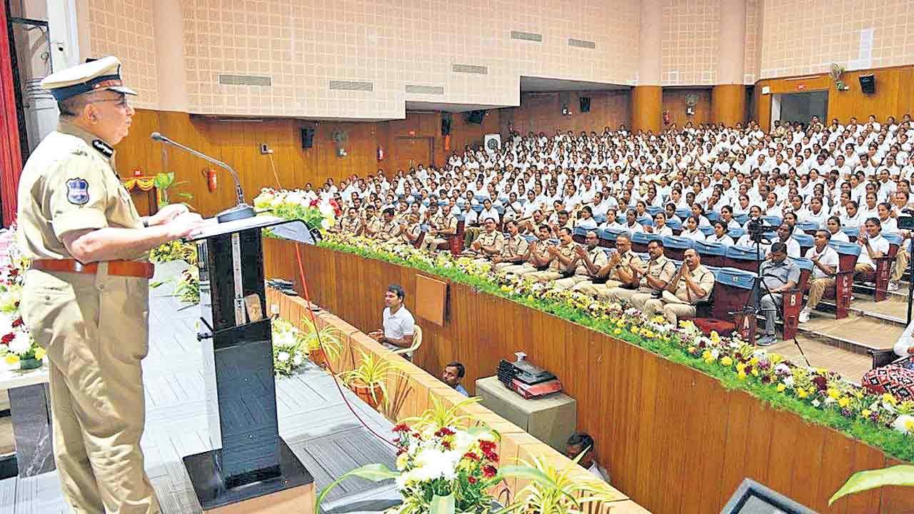 ప్రజలతో స్నేహంగా ఉండాలి: డీజీపీ