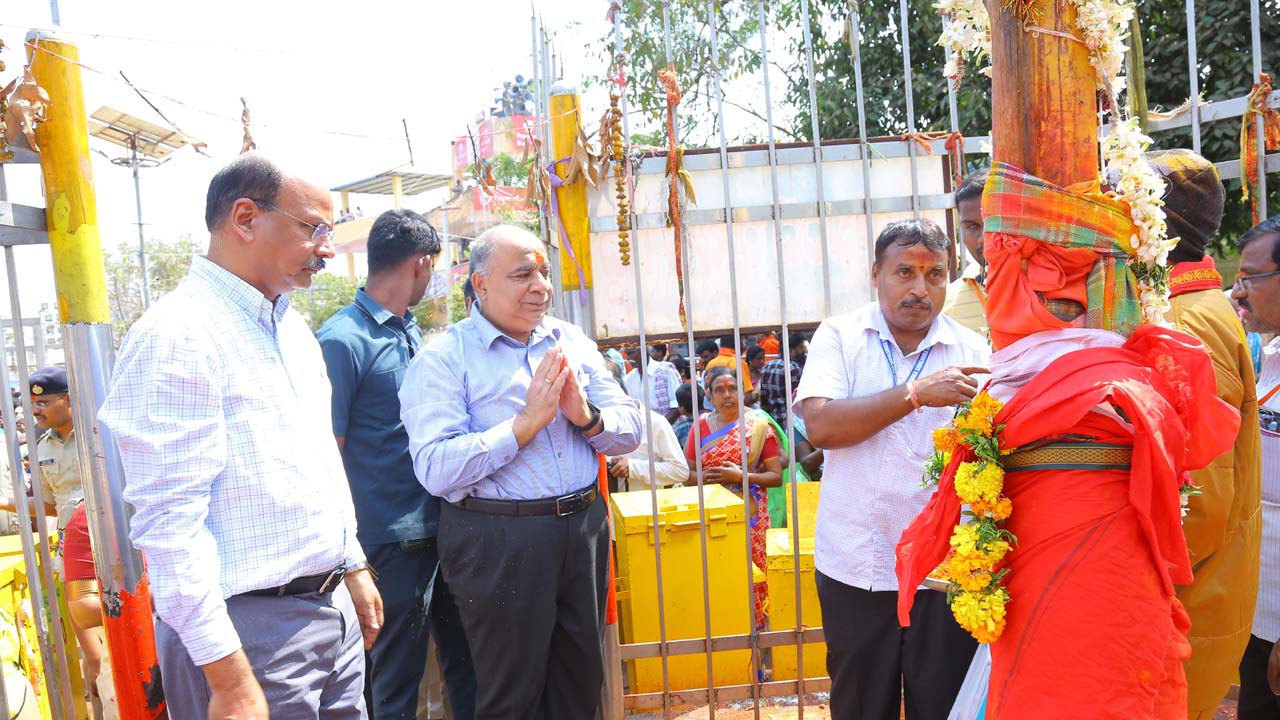 DGP Ravi Gupta | వనదేవతలను దర్శించుకున్న డీజీపీ రవిగుప్తా..