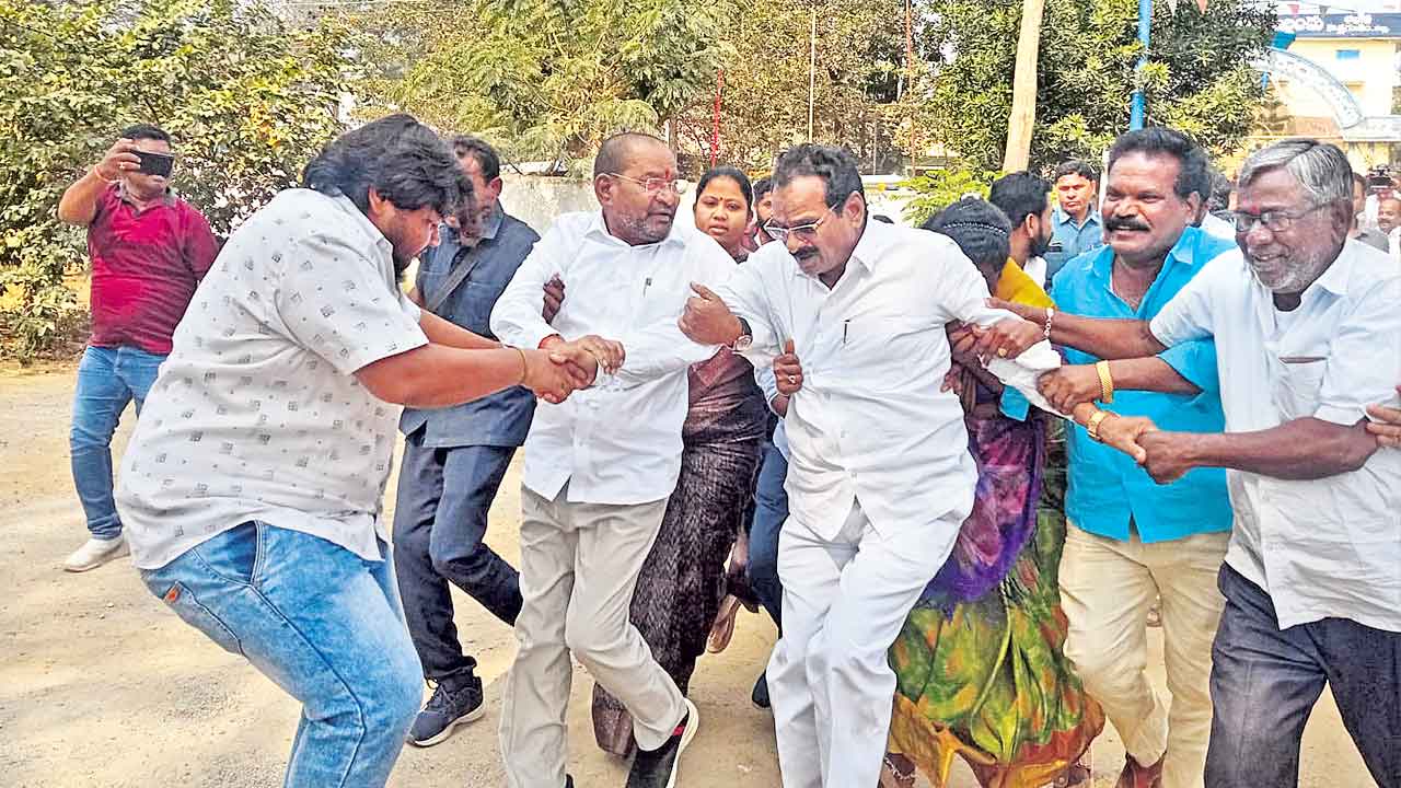 Yellandu | ఇల్లెందులో కౌన్సిలర్ కిడ్నాప్!.. అవిశ్వాస పరీక్ష వేళ అపహరించి, వదిలేసిన కాంగ్రెస్ నాయకులు