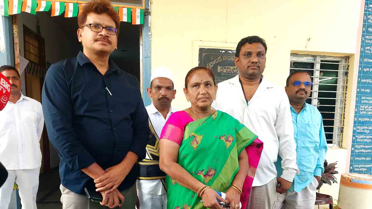 ఇల్లెందు మున్సిపల్ చైర్మన్పై వీగిన అవిశ్వాస తీర్మానం
