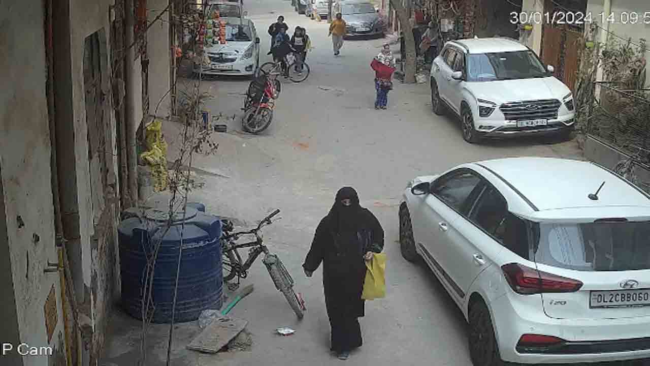 Woman Robs Mother’s Home | తల్లి ఇంటికి కన్నం వేసిన కూతురు.. సోదరి పెళ్లి కోసం ఉంచిన నగలు   చోరీ