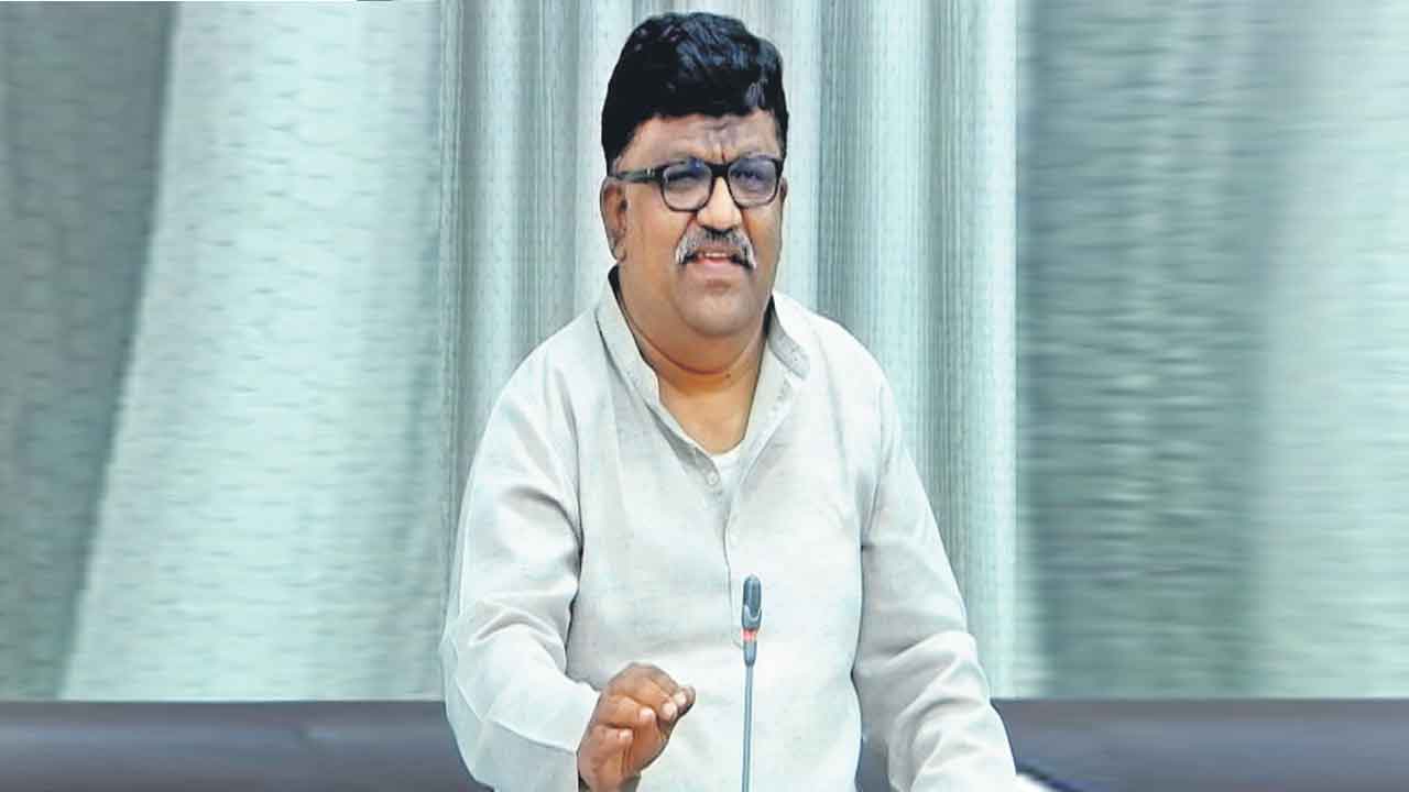 తెలంగాణ చిహ్నంలో రాచరికపు ఆనవాళ్లేవి?