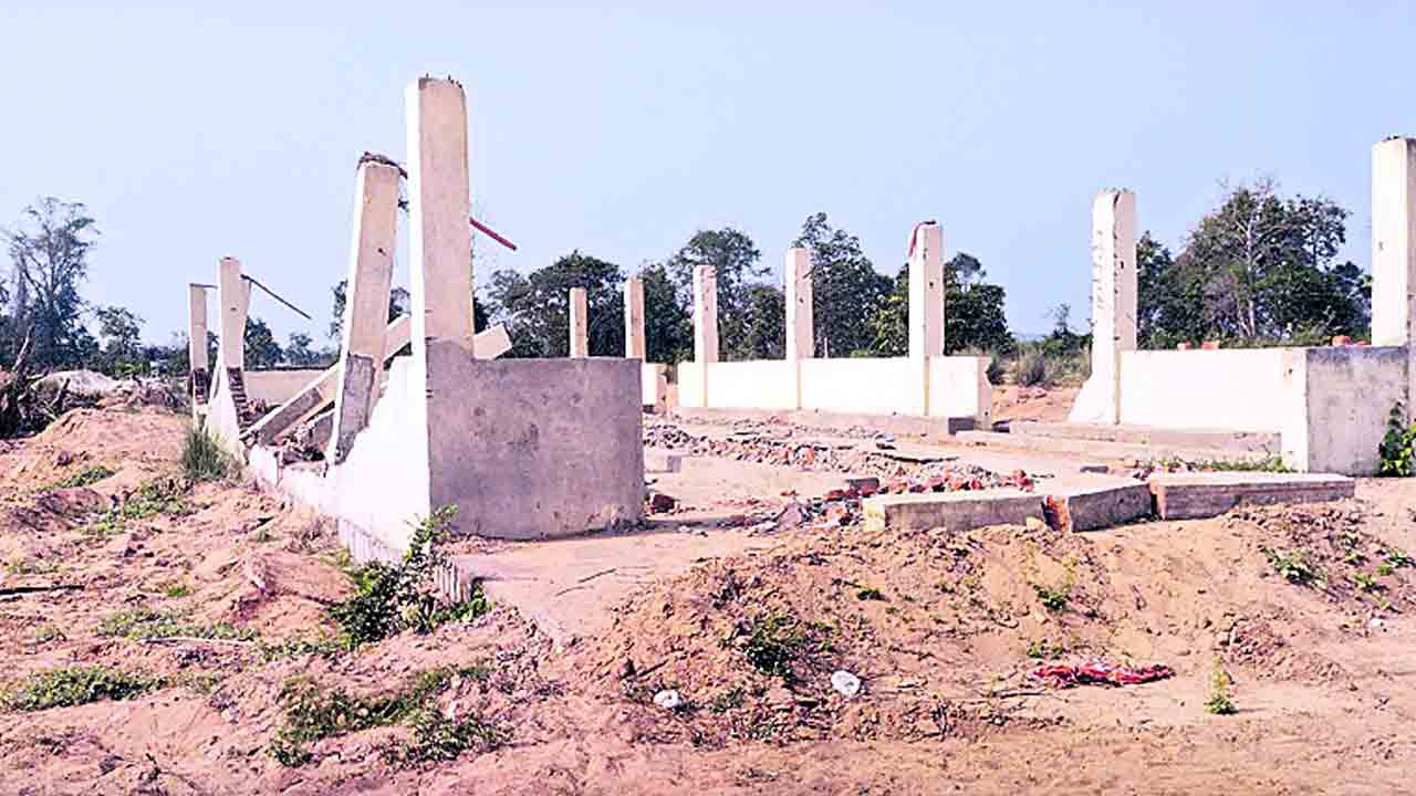 గడువు ముగిసింది.. పనులు పూర్తి కాలె..