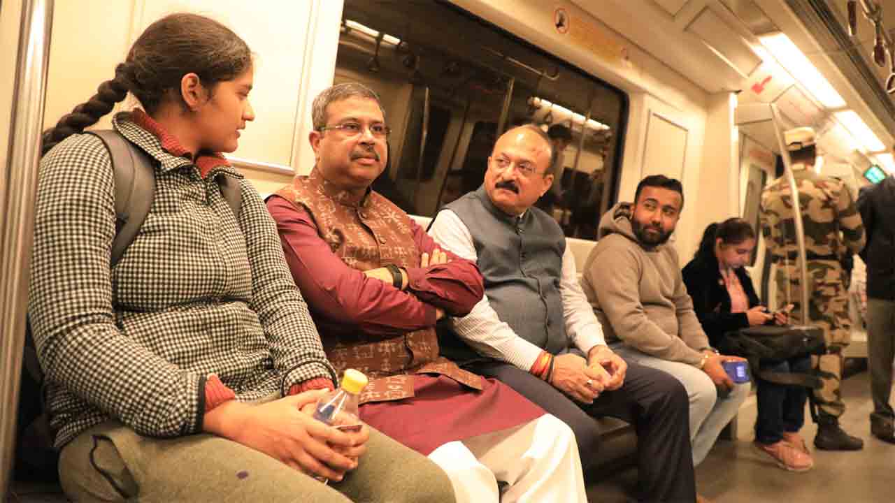 Dharmendra Pradhan | ఢిల్లీ మెట్రోలో ప్రయాణించిన కేంద్ర మంత్రి ధర్మేంద్ర ప్రధాన్‌.. VIDEO