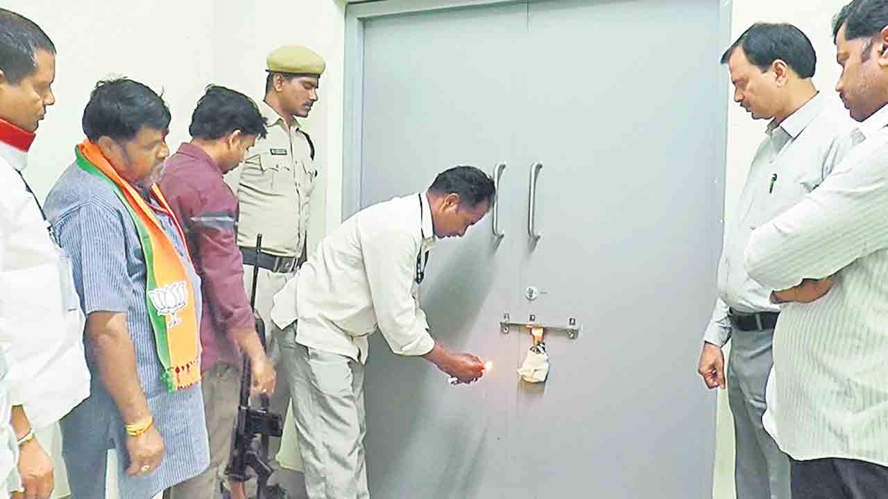 ఈవీఎం, వీవీ ప్యాట్ల మొదటి లెవల్‌ చెకింగ్‌ పూర్తి