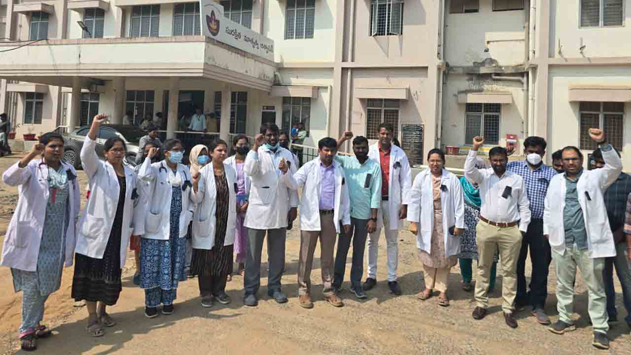 Government Doctors | వైద్యం చేయాలా? ఎలుకలు పట్టాలా?.. కామారెడ్డి ఘటనలో ప్రభుత్వ తీరుపై భగ్గుమన్న డాక్టర్లు
