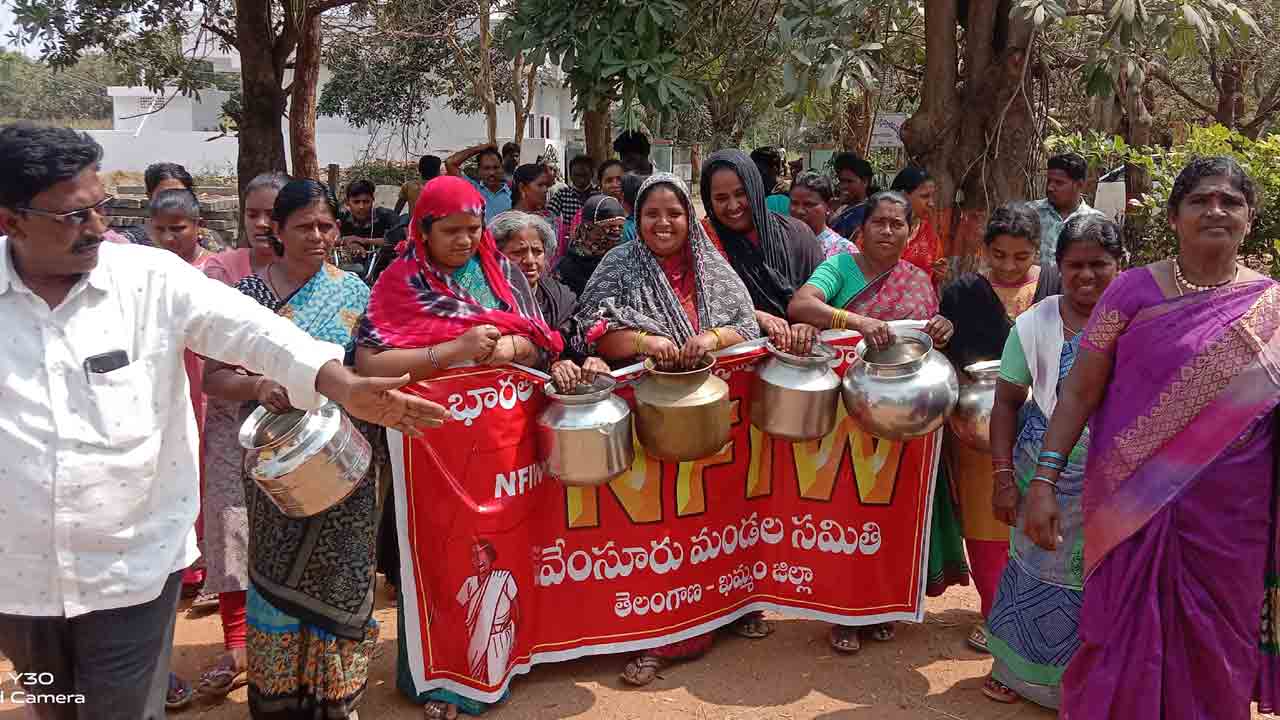 తాగునీటి కోసం రోడ్డెక్కిన మహిళలు