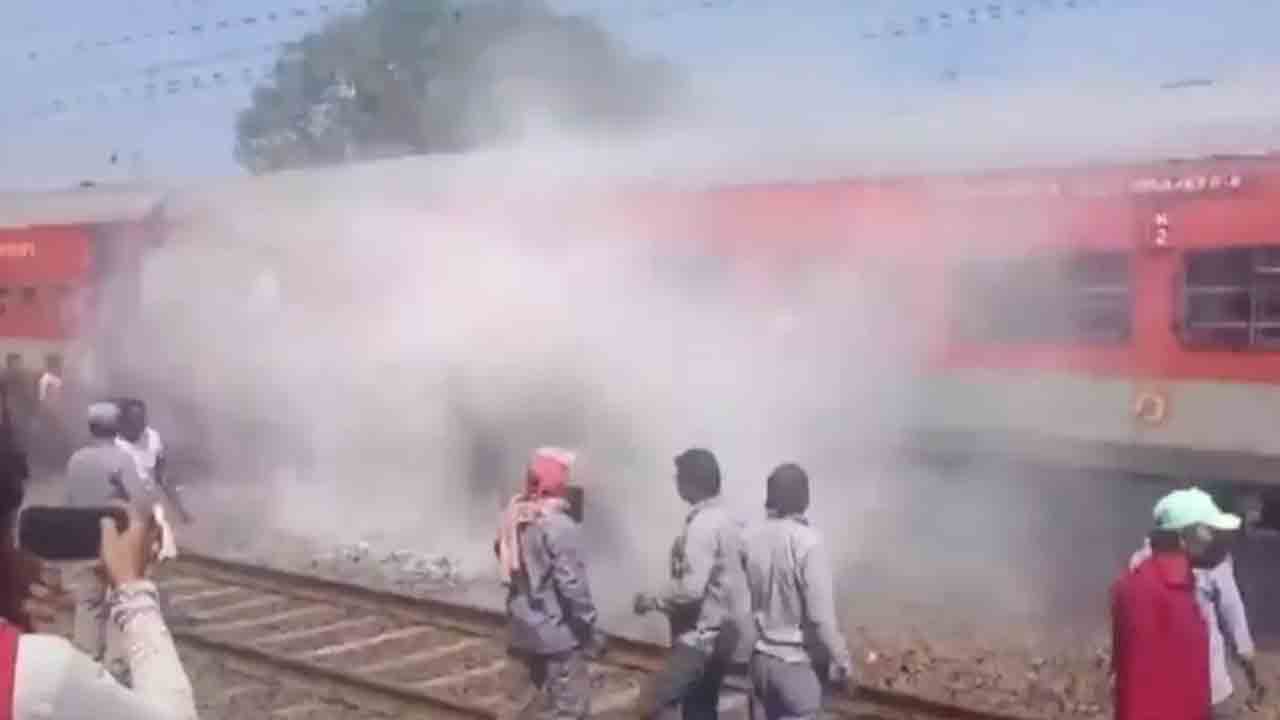 Duronto Express | దురంతో ఎక్స్‌ప్రెస్‌ రైలులో పొగలు