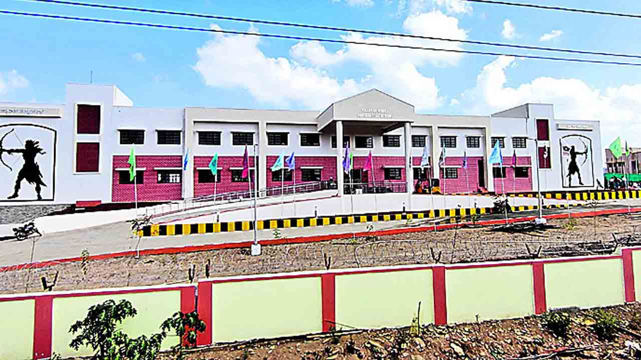 అమలు కాని మెనూ.. సరిపోని టిఫిన్‌