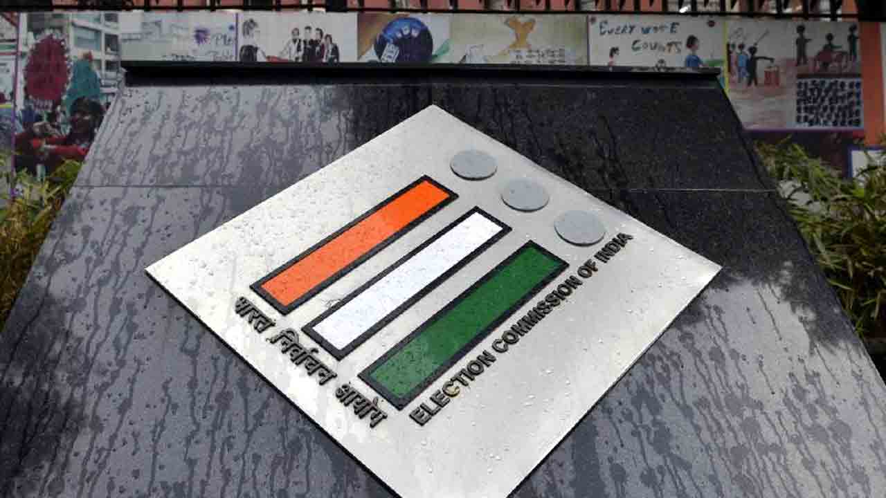 Aadhaar | ఓటేసేందుకు ఆధార్‌ తప్పనిసరి కాదు : ఈసీ క్లారిటీ