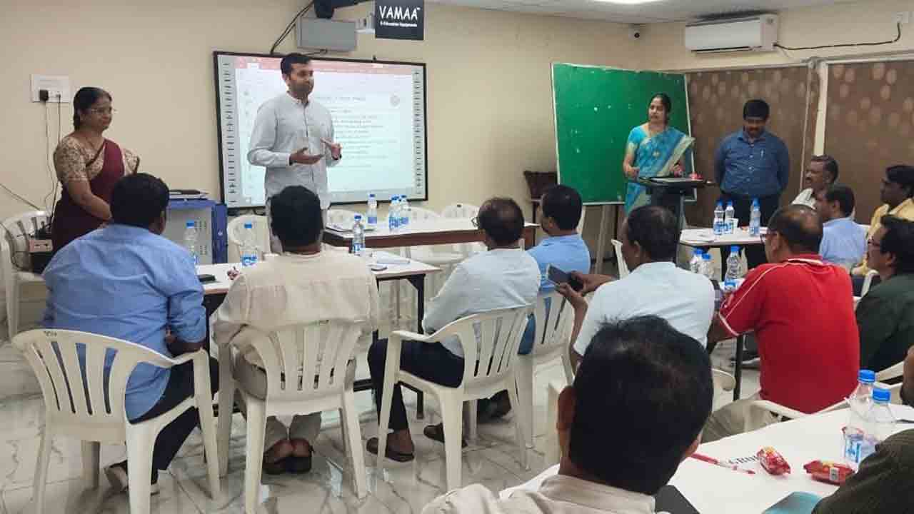 విద్యార్థులకు అర్థమయ్యేలా ఆంగ్ల బోధన చేయాలి