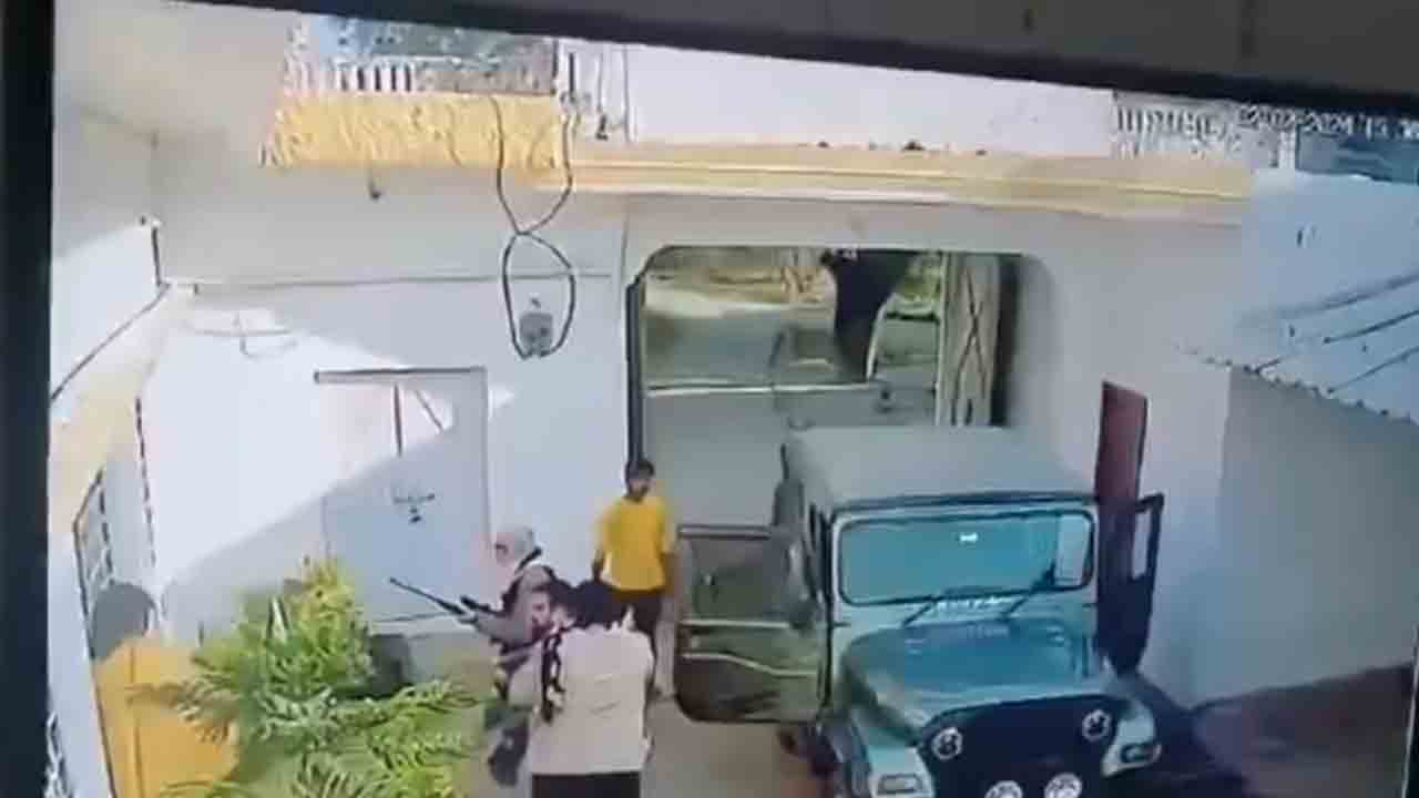 Watch: ముగ్గురు కుటుంబ సభ్యులను కాల్చి చంపిన బంధువులు