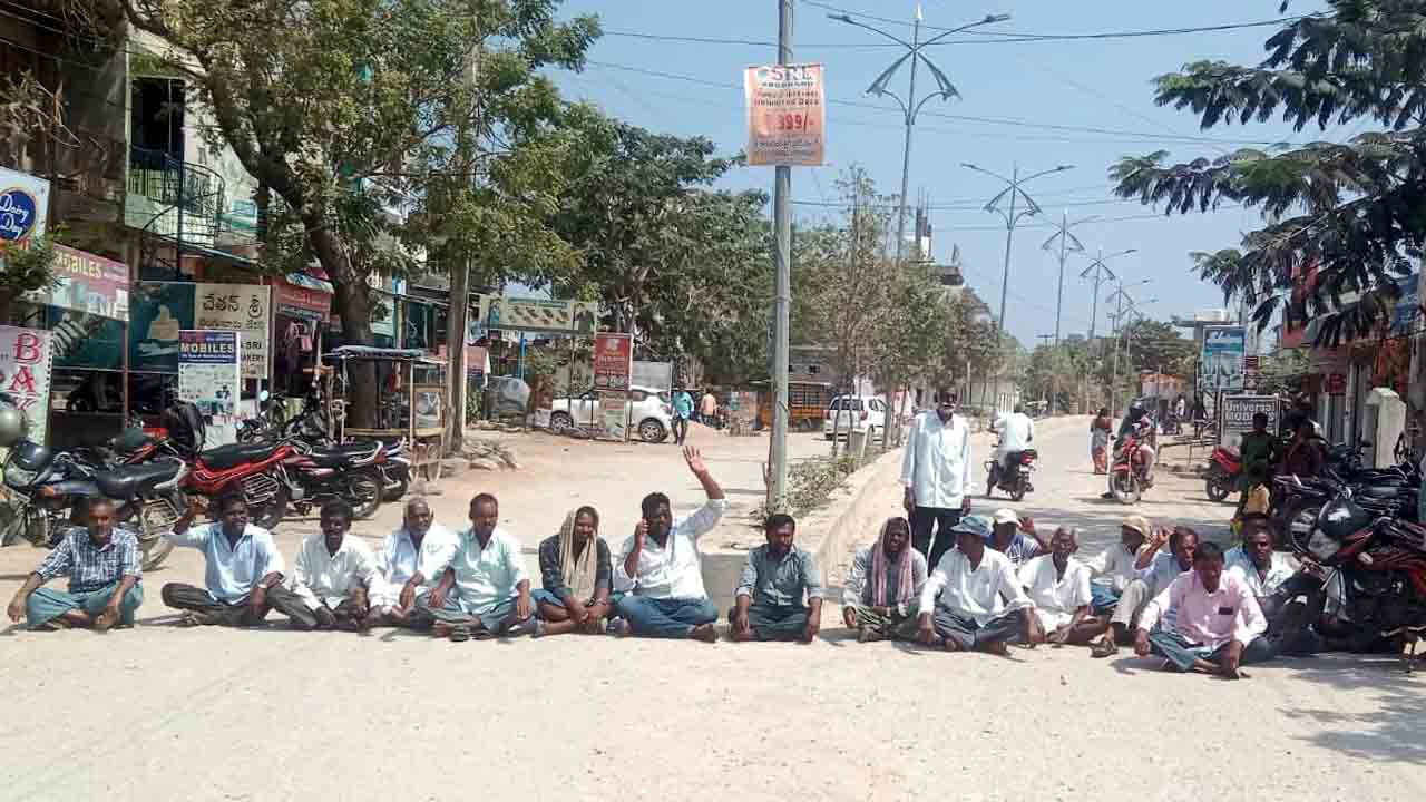 పంటలకు నీళ్లివ్వాలని రైతుల ధర్నా