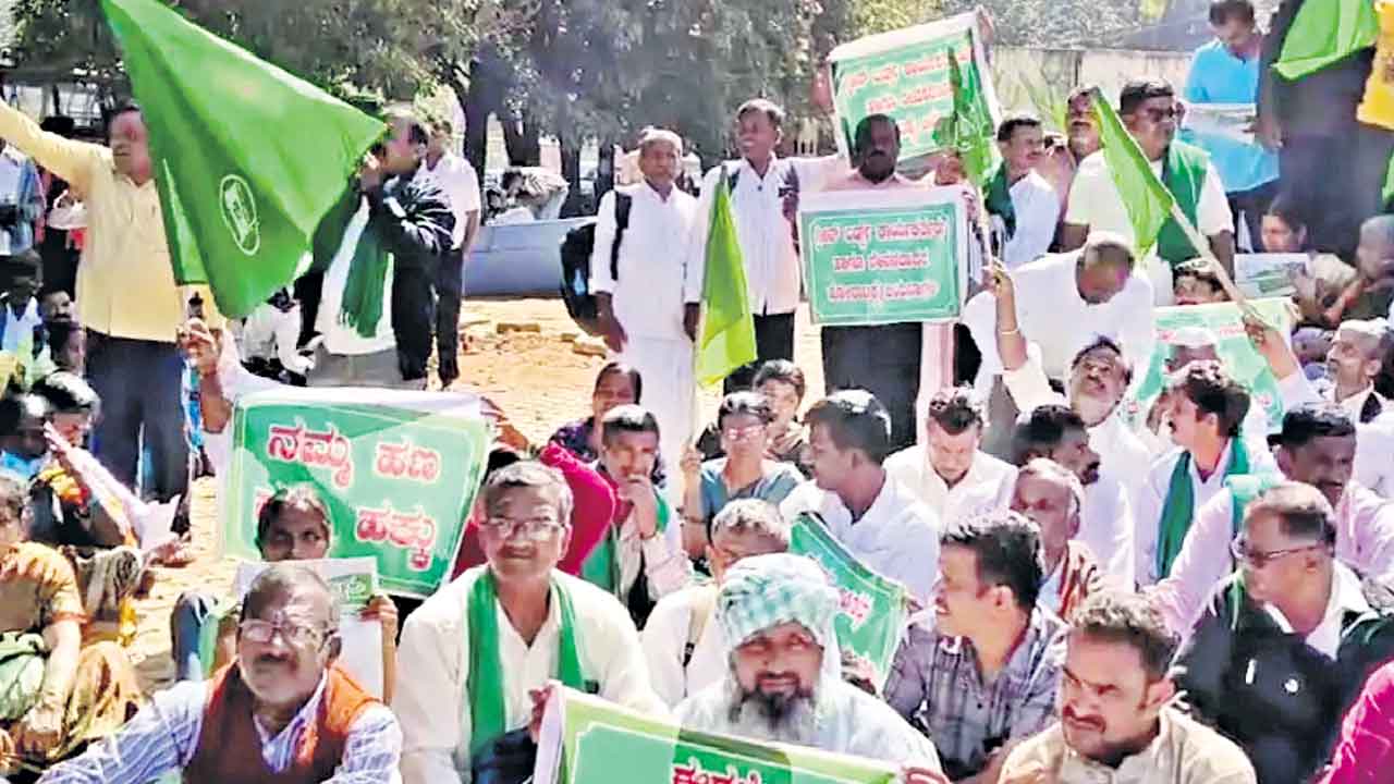 Farmers protest | కర్ణాటక సర్కార్‌పై రైతుల కన్నెర్ర.. బెంగళూరులో అన్నదాతల ఆందోళన