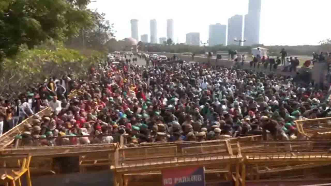 Farmers’ Protest | నిరసన ర్యాలీగా పార్లమెంట్‌ వైపు వెళ్లేందుకు రైతులు యత్నం.. అడ్డుకున్న పోలీసులు