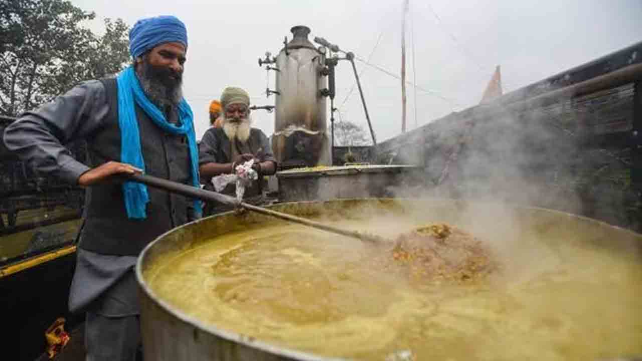 Farmers protest | ఢిల్లీ సరిహద్దుల్లోనే రైతుల మకాం.. వాహనాలపైనే వంటా వార్పు.. Video