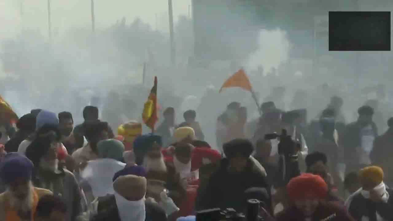 Farmers protest | ఢిల్లీలో ఉద్రిక్తత.. ఆందోళన చేస్తున్న రైతులపై టియర్‌ గ్యాస్‌ ప్రయోగం.. Videos