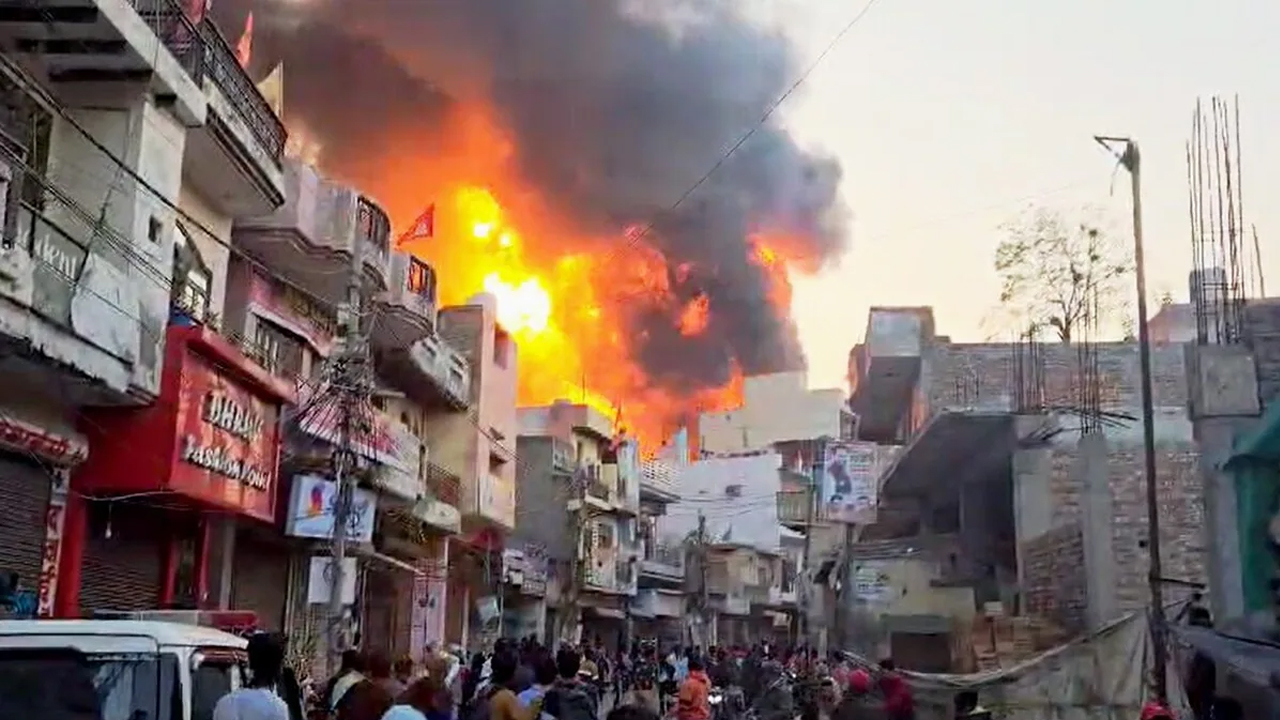 Fire Accident | ఢిల్లీ అలీపూర్లో ఘోర అగ్నిప్రమాదం.. 11 మంది దుర్మరణం