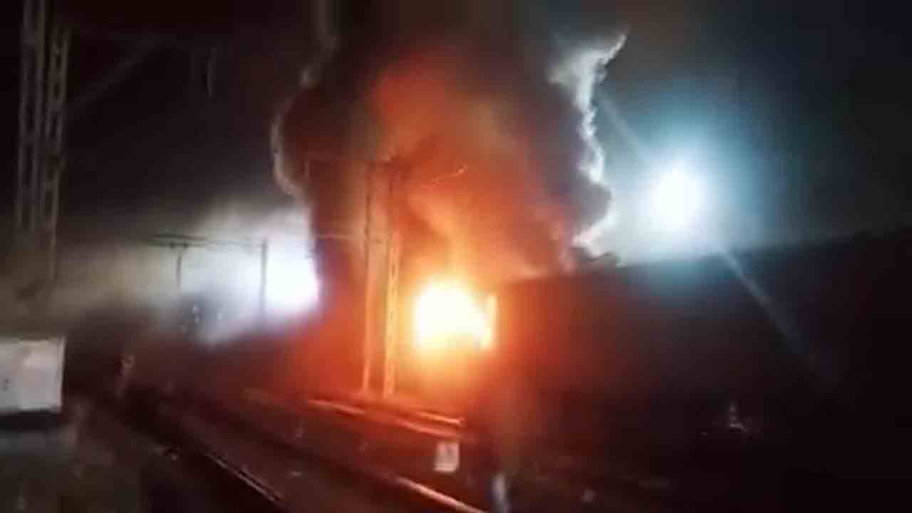 Fire accident | రైలు బోగీలో చెలరేగిన మంటలు.. Video