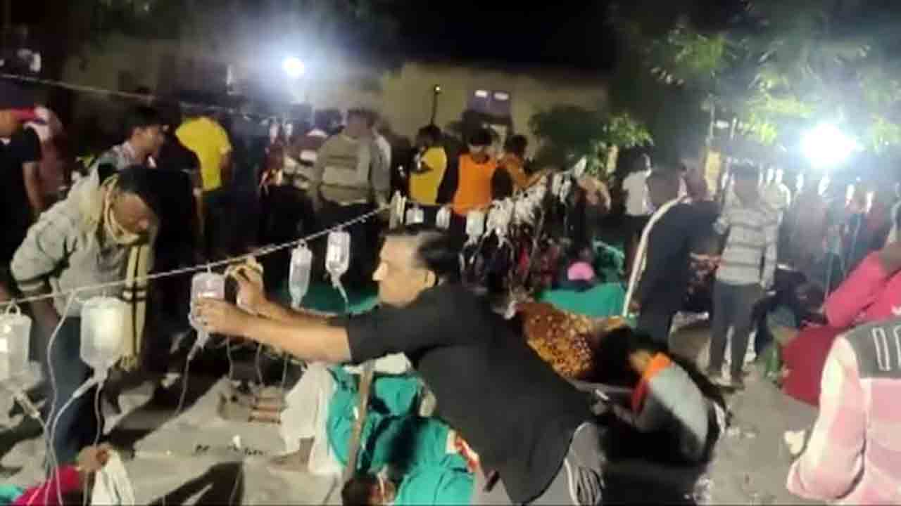 Food Poisoning | ప్రసాదం తిన్న 500 మందికి అస్వస్థత.. ఆసుపత్రిలో పడకల కొరతతో రోడ్డుపైనే చికిత్స