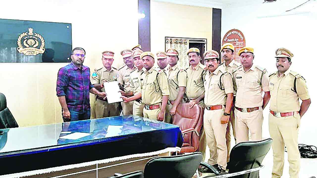 ఎస్పీ గౌష్‌ఆలంపై చర్యలు తీసుకోవాలి