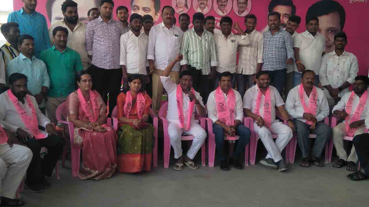 కేసీఆర్‌ అంటే త్రీ ఫేజ్‌ కరెంట్‌.. ముట్టుకుంటే మసైపోతారు