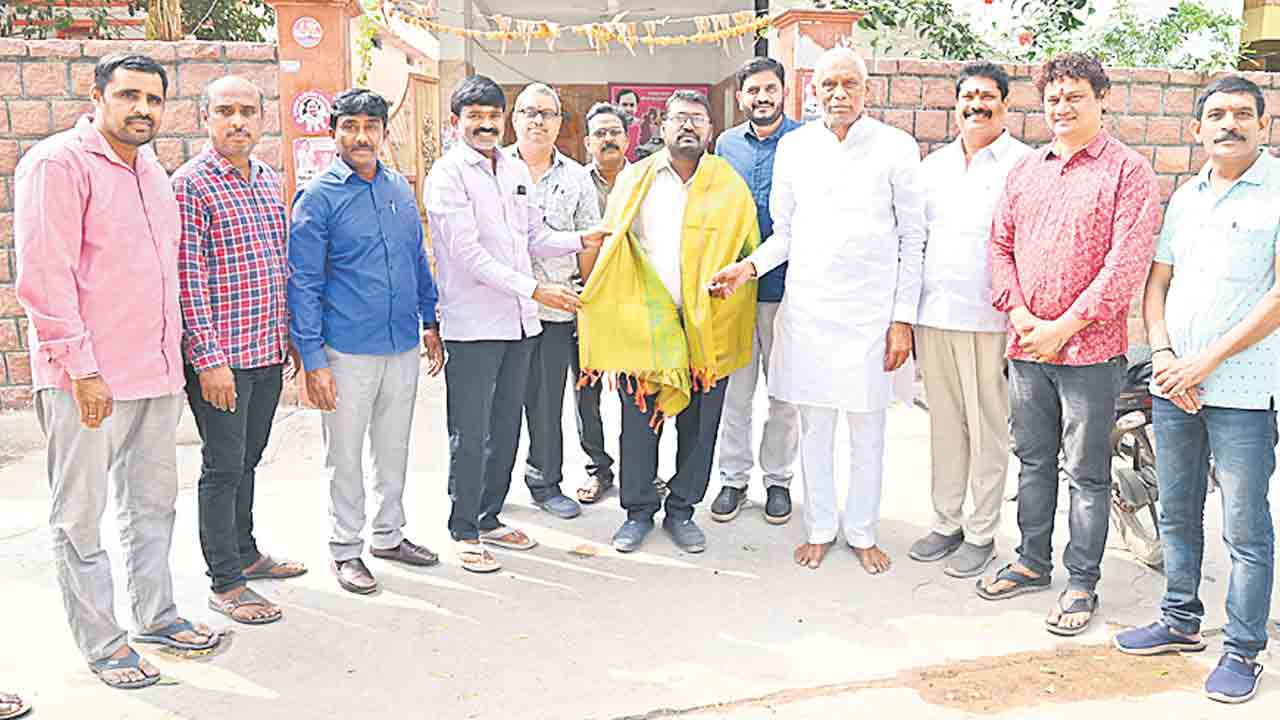 బాలికను కాపాడిన బీఆర్‌ఎస్‌ నాయకునికి సన్మానం