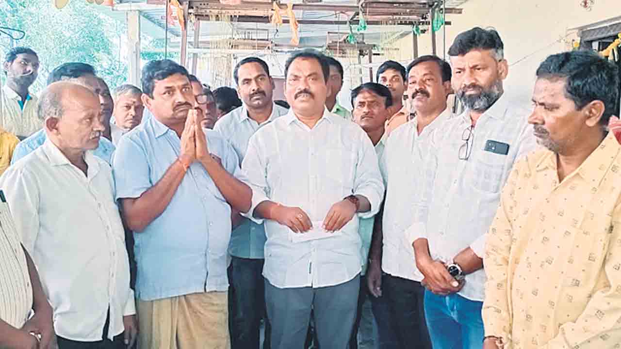 నేతన్నకు ఆర్డర్లు ఇవ్వాలి