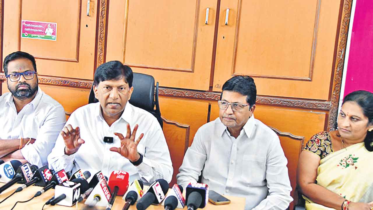 ఎల్‌అండ్‌టీని బెదిరించిన మాజీ ఎంపీ ఎవరు?