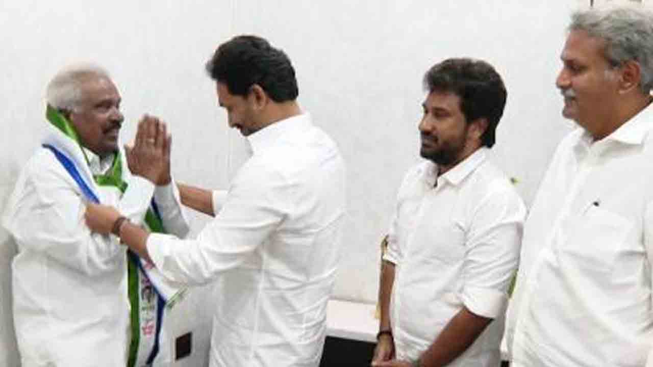 Resign | టీడీపీకి మాజీ మంత్రి గొల్లపల్లి సూర్యారావు రాజీనామా.. వైసీపీలో చేరిక