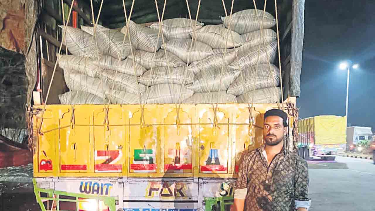 22 టన్నుల రేషన్‌ బియ్యం పట్టివేత