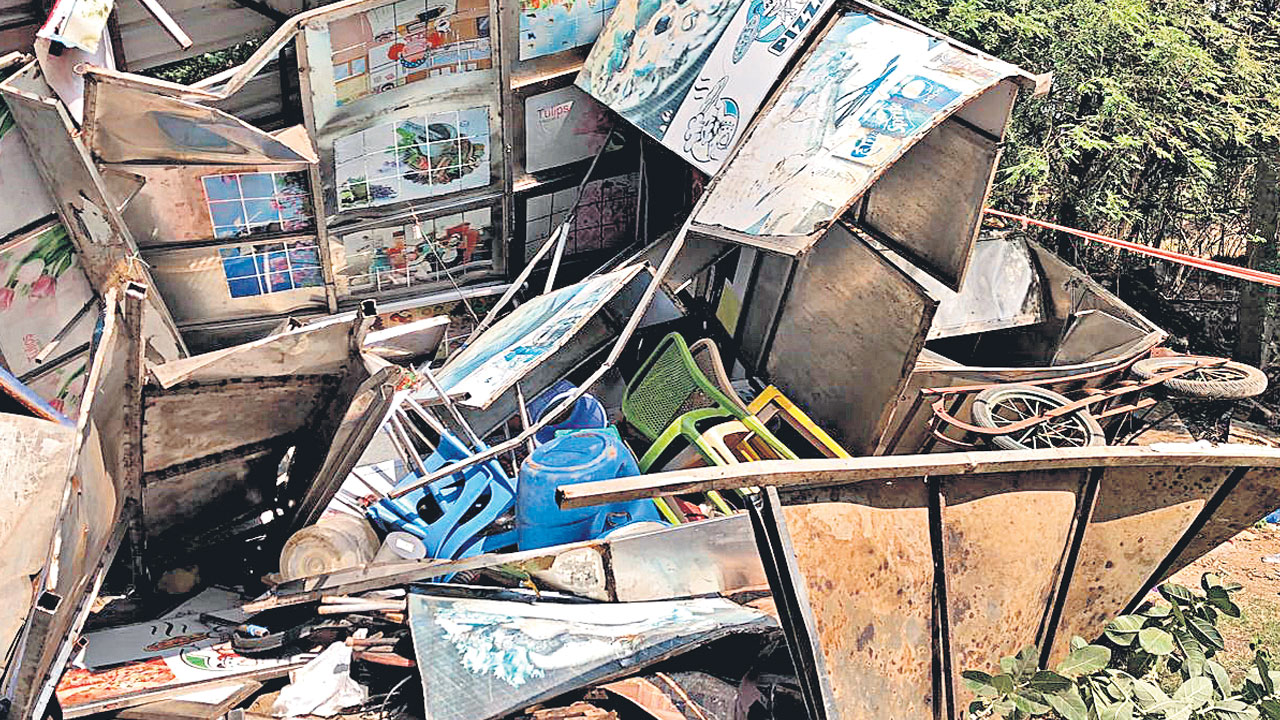 GHMC | సీఎం అలా.. బల్దియా ఇలా.. కుమారి ఫుడ్‌స్టాల్‌కు ముఖ్యమంత్రి భరోసా.. దుర్గం చెరువు వద్ద చిరు వ్యాపారులపై జీహెచ్‌ఎంసీ కన్నెర్ర