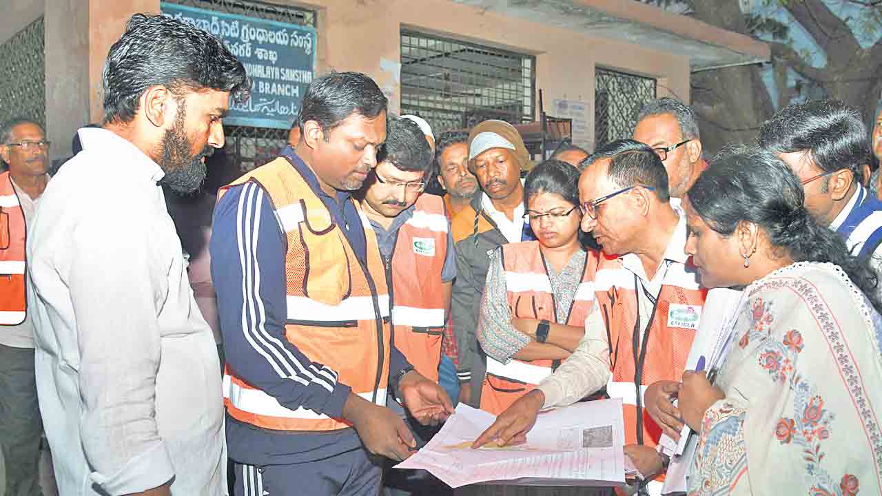 అసంపూర్తి పనులు పూర్తి చేయాలి