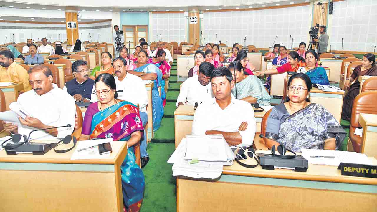 GHMC | అధికారులు నిర్లక్ష్యం చేస్తే సరెండర్‌ చేయండి.. జీహెచ్‌ఎంసీ కమిషనర్‌కు మేయర్‌ ఆదేశం