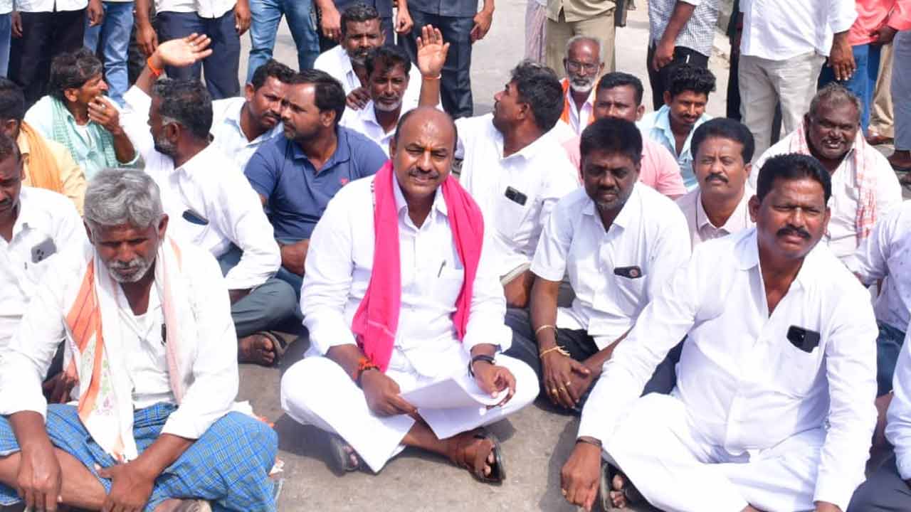 MLA Krishna Mohan Reddy | కేఆర్‌ఎంబీకి ప్రాజెక్టుల అప్పగింత.. జూరాల డ్యామ్‌పై గద్వాల ఎమ్మెల్యే కృష్ణమోహన్‌ రెడ్డి ధర్నా