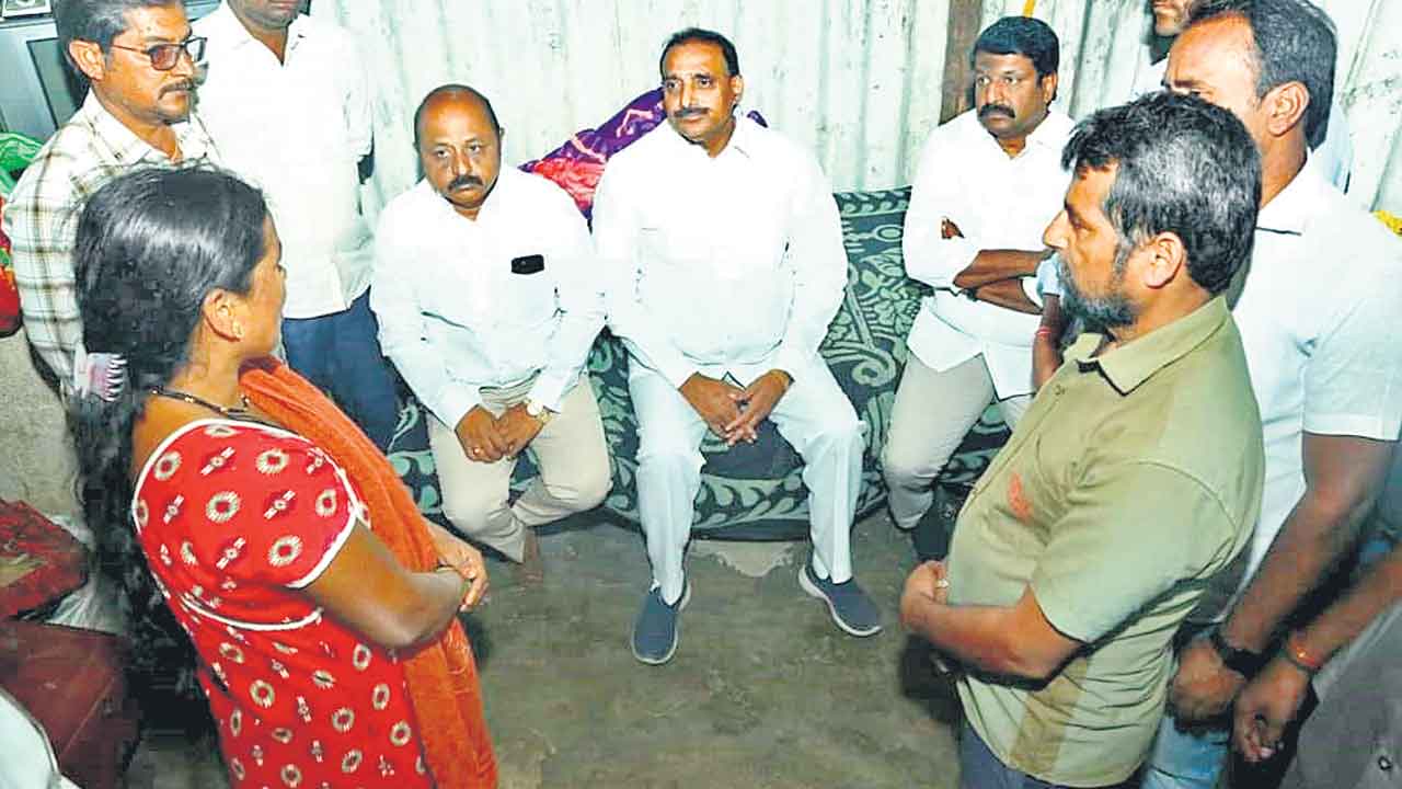 ఆటో డ్రైవర్ల ఆత్మహత్యలు ప్రభుత్వానివే