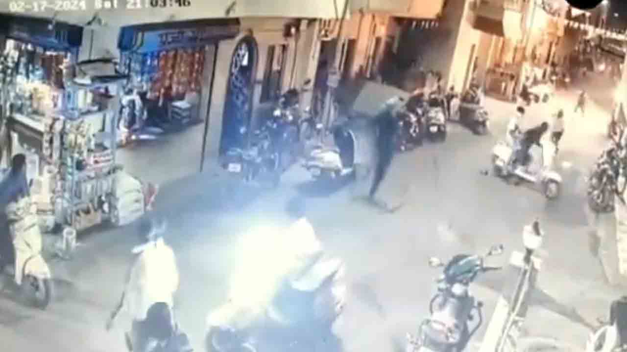 Watch: పార్కింగ్‌ వివాదం.. మహిళను సజీవ దహనం చేసేందుకు యత్నం