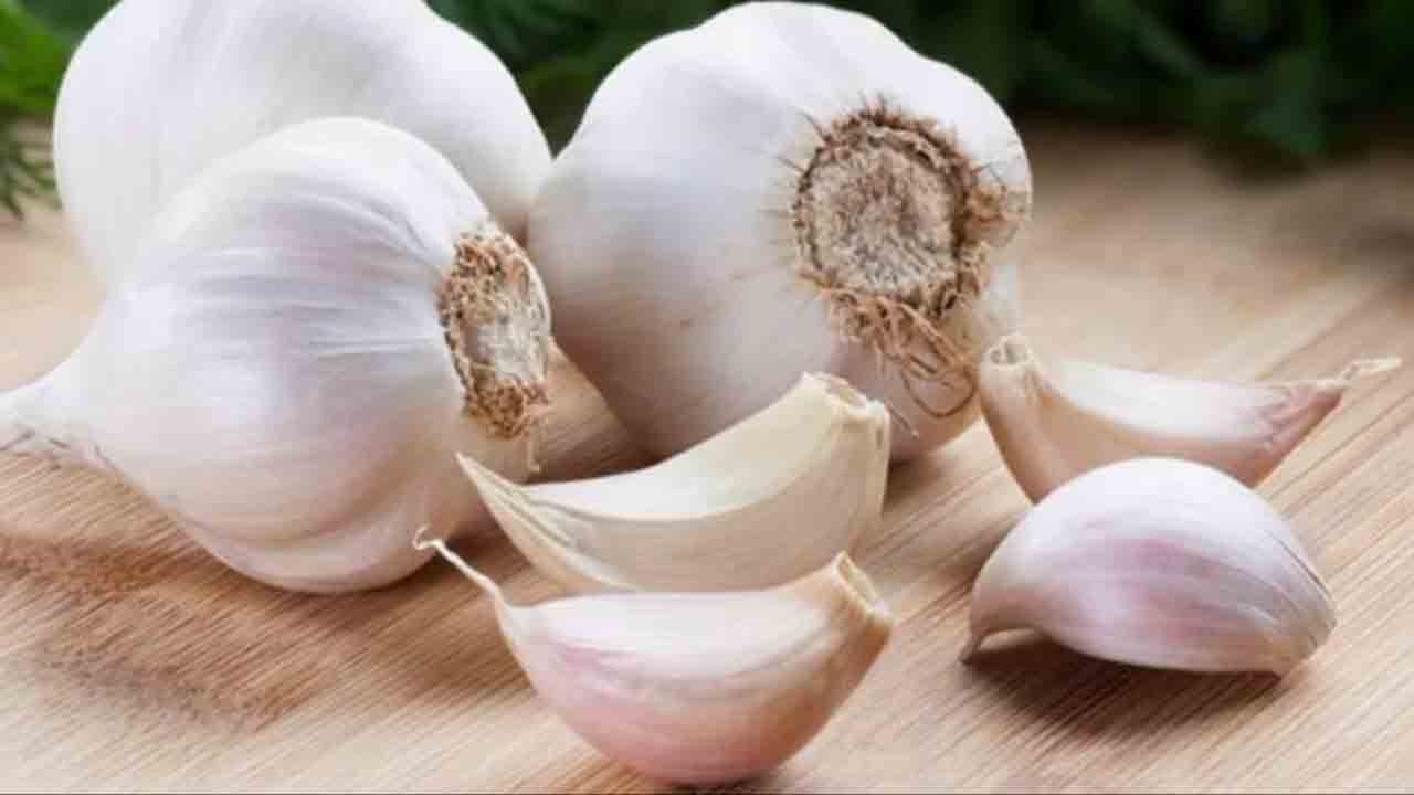 Garlic price | సామాన్యుడికి చుక్కలు చూపిస్తున్న ఎల్లిగడ్డ.. కిలో ధర ఎంతో తెలుసా..?