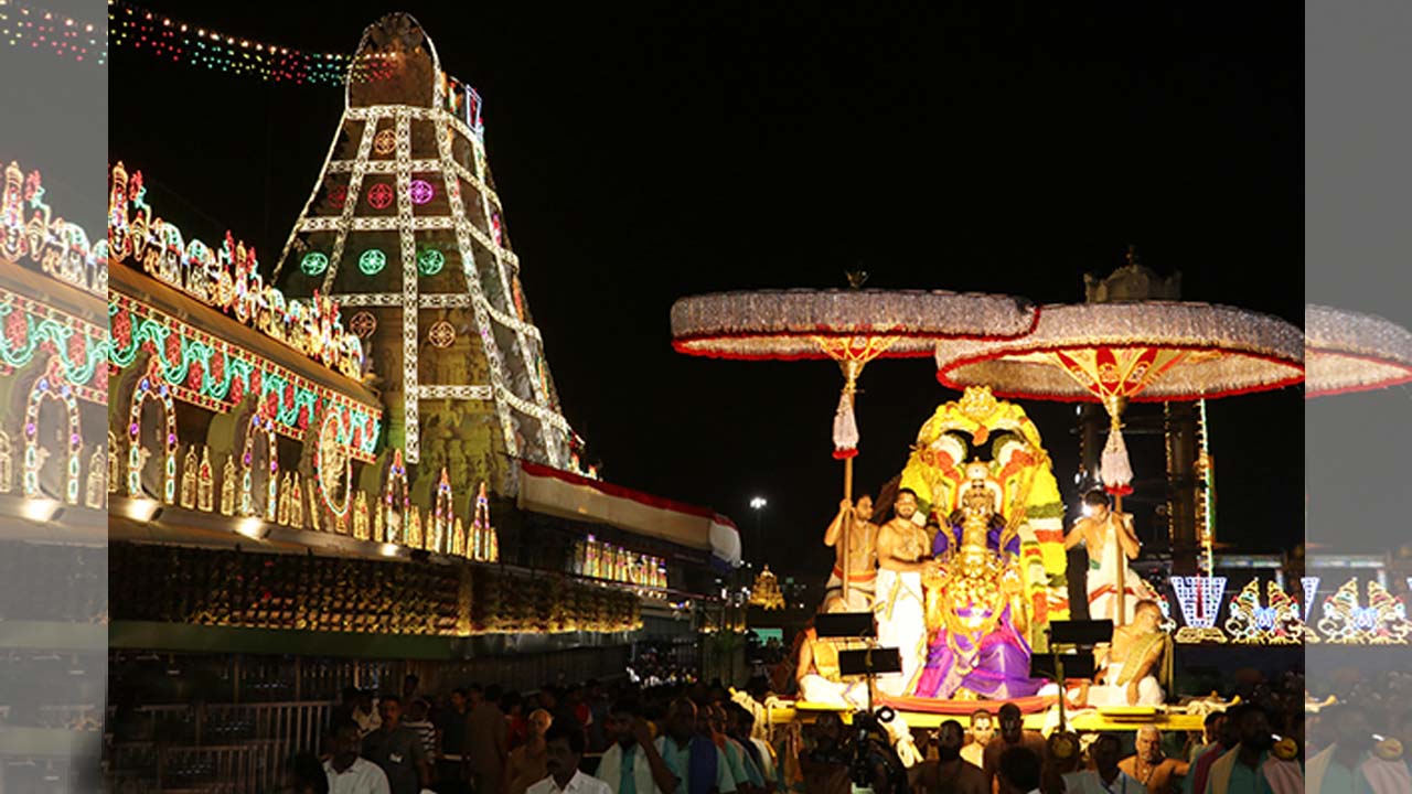 Garuda Seva | తిరుమలలో వైభవంగా పౌర్ణమి గరుడ సేవ